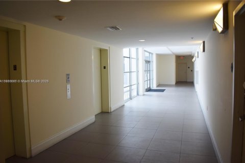 Condo in Miami, Florida, 1 bedroom  № 1971972 - photo 28