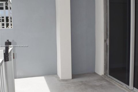 Condo in Miami, Florida, 1 bedroom  № 1971972 - photo 27