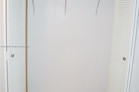 Condo in Miami, Florida, 1 bedroom  № 1971972 - photo 10