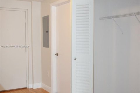 Condo in Miami, Florida, 1 bedroom  № 1971972 - photo 11