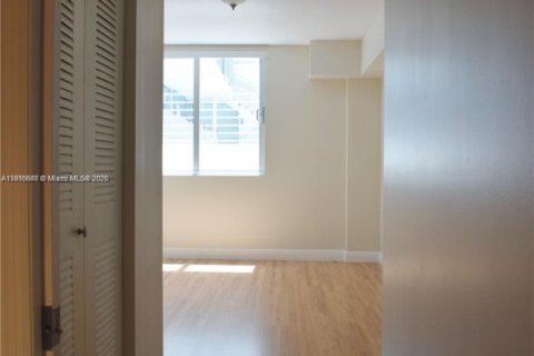 Condo in Miami, Florida, 1 bedroom  № 1971972 - photo 5