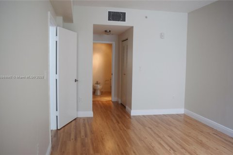 Condo in Miami, Florida, 1 bedroom  № 1971972 - photo 7