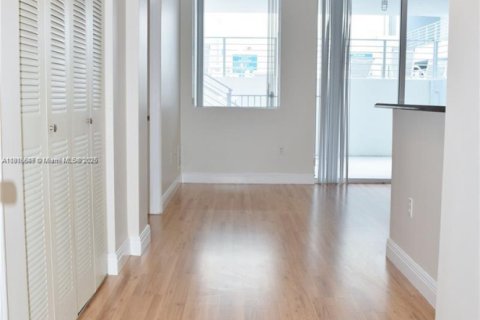 Condo in Miami, Florida, 1 bedroom  № 1971972 - photo 9