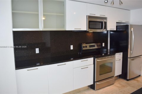 Condo in Miami, Florida, 1 bedroom  № 1971972 - photo 16