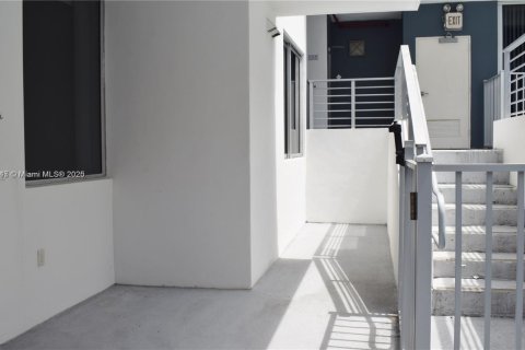 Condo in Miami, Florida, 1 bedroom  № 1971972 - photo 23