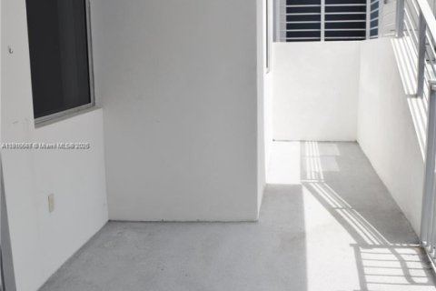 Condo in Miami, Florida, 1 bedroom  № 1971972 - photo 24