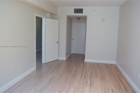 Condo in Miami, Florida, 1 bedroom  № 1971972 - photo 26