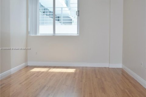 Condo in Miami, Florida, 1 bedroom  № 1971972 - photo 3