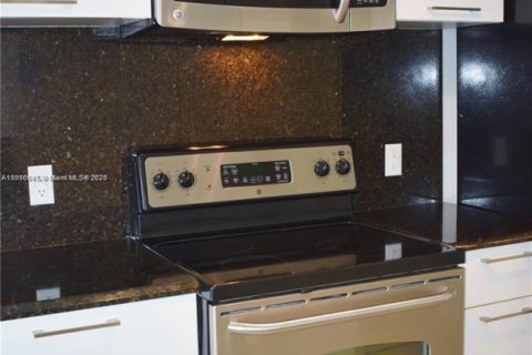 Condo in Miami, Florida, 1 bedroom  № 1971972 - photo 19