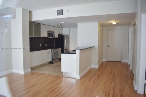 Condo in Miami, Florida, 1 bedroom  № 1971972 - photo 1