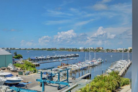 Condo in Lantana, Florida, 1 bedroom  № 1057080 - photo 1