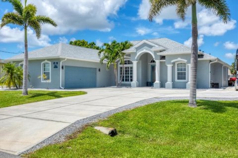 House in Port Charlotte, Florida 3 bedrooms, 230.68 sq.m. № 1868932 - photo 1