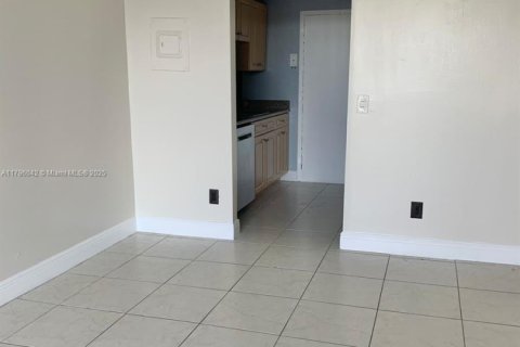 Condominio en alquiler en North Miami, Florida, 2 dormitorios, 89.46 m2 № 1707879 - foto 9