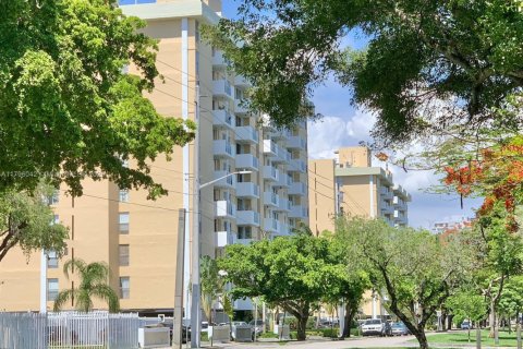 Condominio en alquiler en North Miami, Florida, 2 dormitorios, 89.46 m2 № 1707879 - foto 22