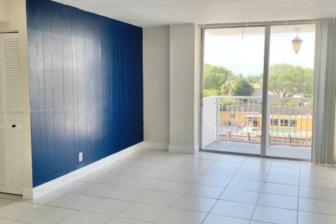 Condominio en alquiler en North Miami, Florida, 2 dormitorios, 89.46 m2 № 1707879 - foto 4