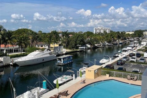 Condominio en alquiler en North Miami, Florida, 2 dormitorios, 89.46 m2 № 1707879 - foto 1
