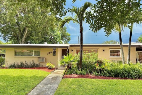 Casa en venta en Hialeah, Florida, 3 dormitorios, 144.28 m2 № 1826947 - foto 1