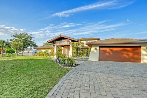 House in Sarasota, Florida 4 bedrooms, 259.2 sq.m. № 1719528 - photo 2
