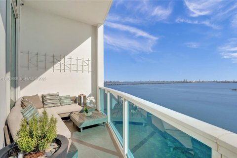 Condo in Miami, Florida, 2 bedrooms № 1991110 - photo 11