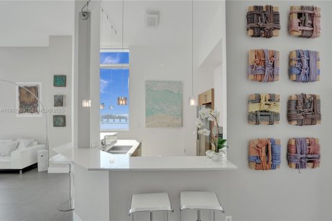Condo in Miami, Florida, 2 bedrooms № 1991110 - photo 3