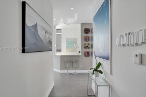 Condo in Miami, Florida, 2 bedrooms № 1991110 - photo 2