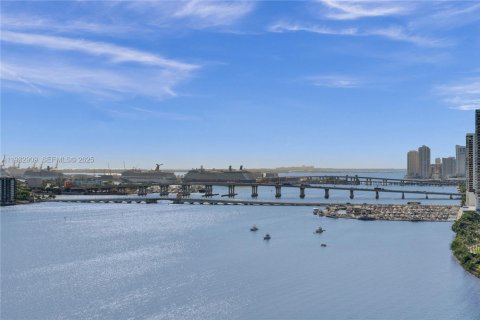 Condo in Miami, Florida, 2 bedrooms № 1991110 - photo 9