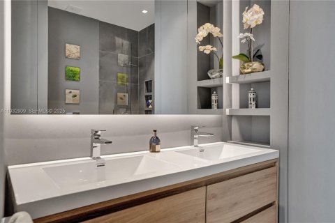 Condo in Miami, Florida, 2 bedrooms № 1991110 - photo 19