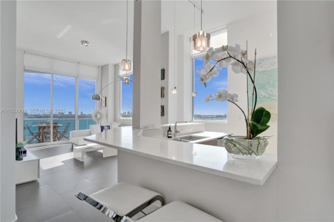Condo in Miami, Florida, 2 bedrooms № 1991110 - photo 4