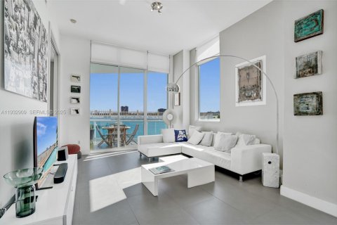 Condo in Miami, Florida, 2 bedrooms № 1991110 - photo 1