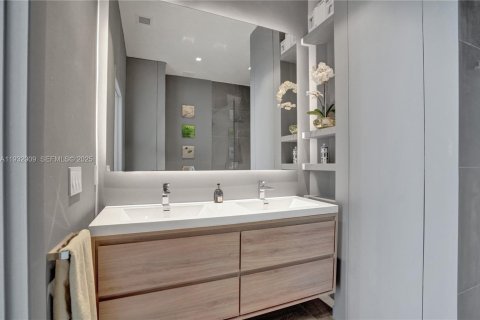 Condo in Miami, Florida, 2 bedrooms № 1991110 - photo 21