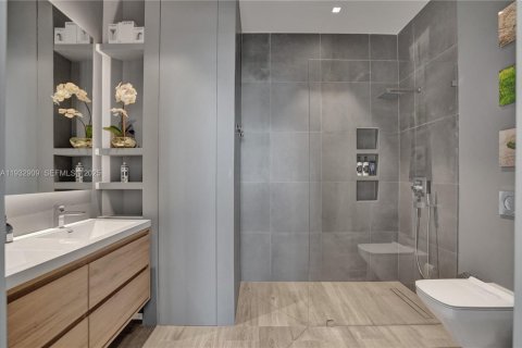 Condo in Miami, Florida, 2 bedrooms № 1991110 - photo 18