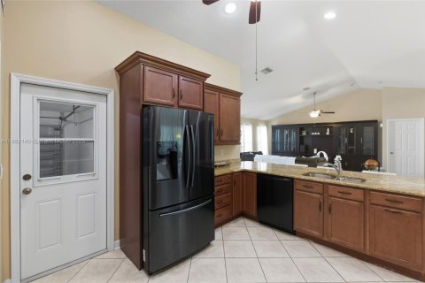 Villa ou maison à vendre à Cape Coral, Floride: 3 chambres № 2253585 - photo 12