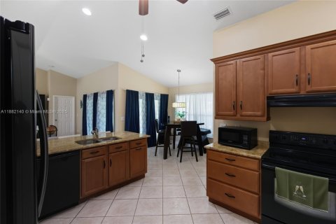 Villa ou maison à vendre à Cape Coral, Floride: 3 chambres № 2253585 - photo 13