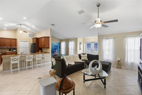 Villa ou maison à vendre à Cape Coral, Floride: 3 chambres № 2253585 - photo 7
