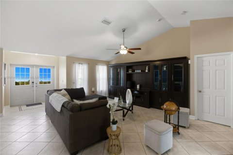 Villa ou maison à vendre à Cape Coral, Floride: 3 chambres № 2253585 - photo 8