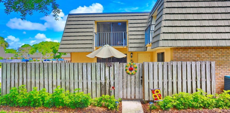 Townhouse in West Palm Beach, Florida 2 bedrooms, 114.83 sq.m. № 2146656