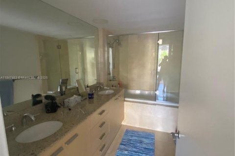 Condo in Hallandale Beach, Florida, 3 bedrooms  № 1960643 - photo 19