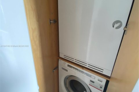 Condo in Hallandale Beach, Florida, 3 bedrooms  № 1960643 - photo 9