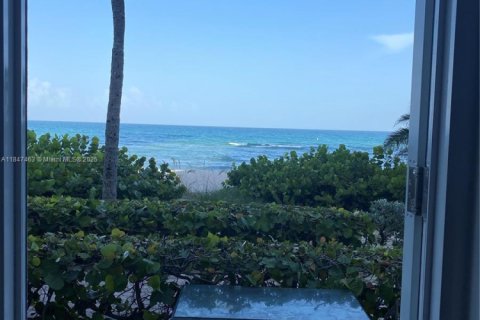 Condo in Hallandale Beach, Florida, 3 bedrooms  № 1960643 - photo 1