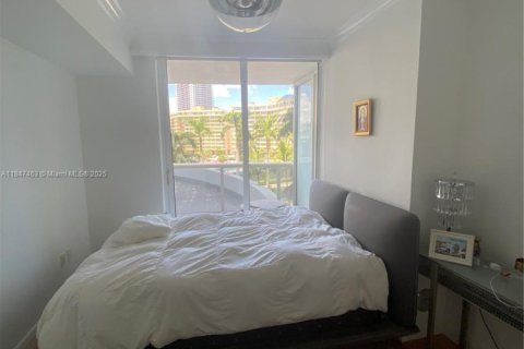 Condo in Hallandale Beach, Florida, 3 bedrooms  № 1960643 - photo 13