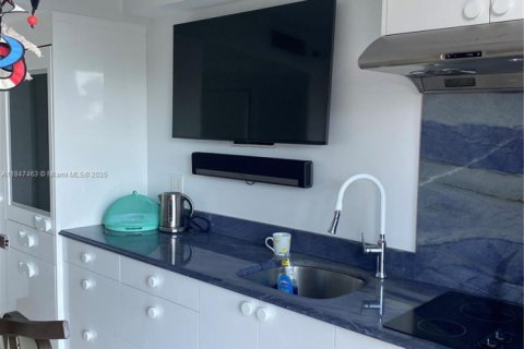 Condo in Hallandale Beach, Florida, 3 bedrooms  № 1960643 - photo 4