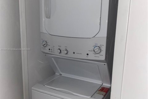 Condo in Hallandale Beach, Florida, 3 bedrooms  № 1960643 - photo 15