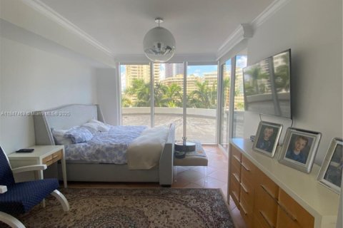 Condo in Hallandale Beach, Florida, 3 bedrooms  № 1960643 - photo 17