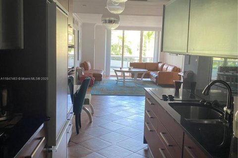 Condo in Hallandale Beach, Florida, 3 bedrooms  № 1960643 - photo 16