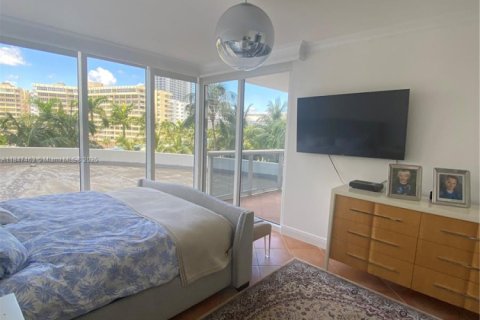 Condo in Hallandale Beach, Florida, 3 bedrooms  № 1960643 - photo 18