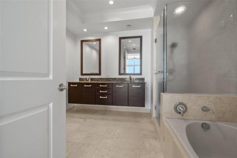 Condo in Sarasota, Florida, 2 bedrooms  № 1743378 - photo 12