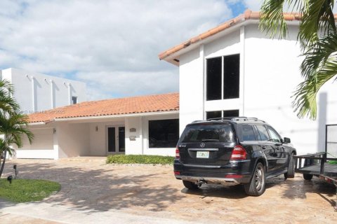 House in North Miami, Florida 4 bedrooms, 297.66 sq.m. № 1712116 - photo 4