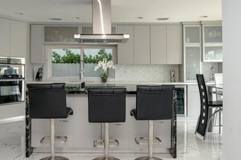 House in North Miami, Florida 4 bedrooms, 297.66 sq.m. № 1712116 - photo 13