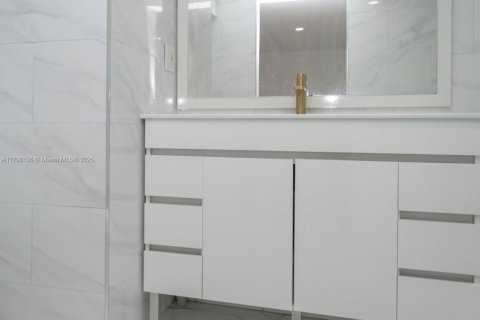 House in North Miami, Florida 4 bedrooms, 297.66 sq.m. № 1712116 - photo 21