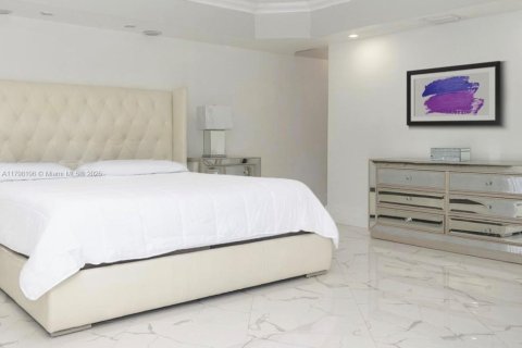 House in North Miami, Florida 4 bedrooms, 297.66 sq.m. № 1712116 - photo 15
